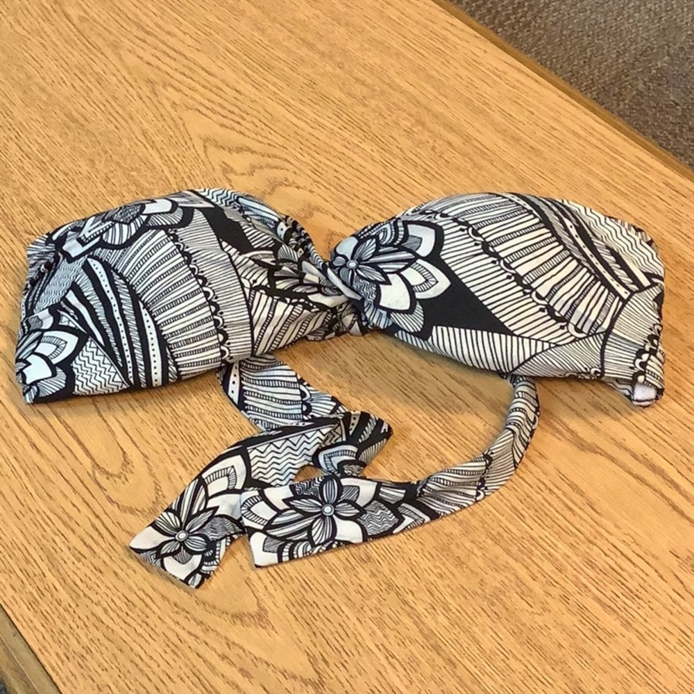 SKYE Bikini top black white twist middle lite padded size LG in great shape 🥀